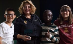 Ángel, Carmen María Martínez Morales, Isaac y María posan a cámara con el premio otorgado a la Intendente de la Policía Local de Almería.