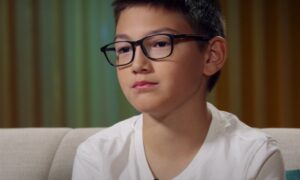 Ángel, entrevistando, a Carmen María Martínez Morales