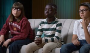 María, Isaac y Ángel entrevistando a Carmen María Martínez Morales