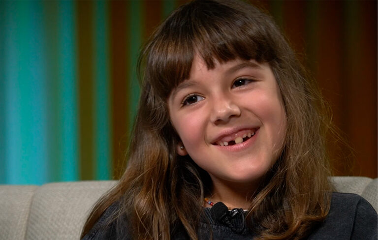 NIN╠âA 1 RIENDO