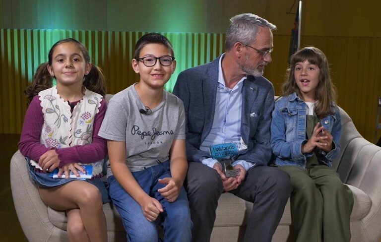 manuel con niños (1)-compressed