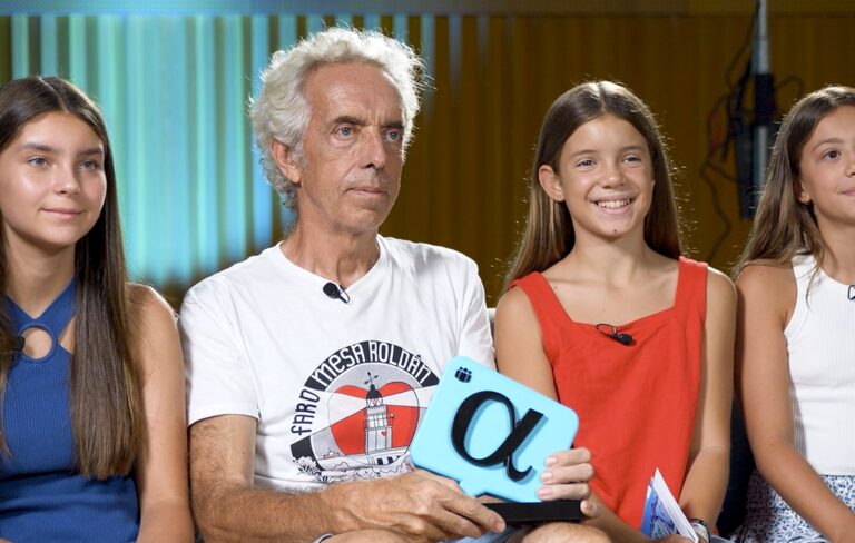 MARIO SANZ Y NIÑAS PREMIO (1)-compressed