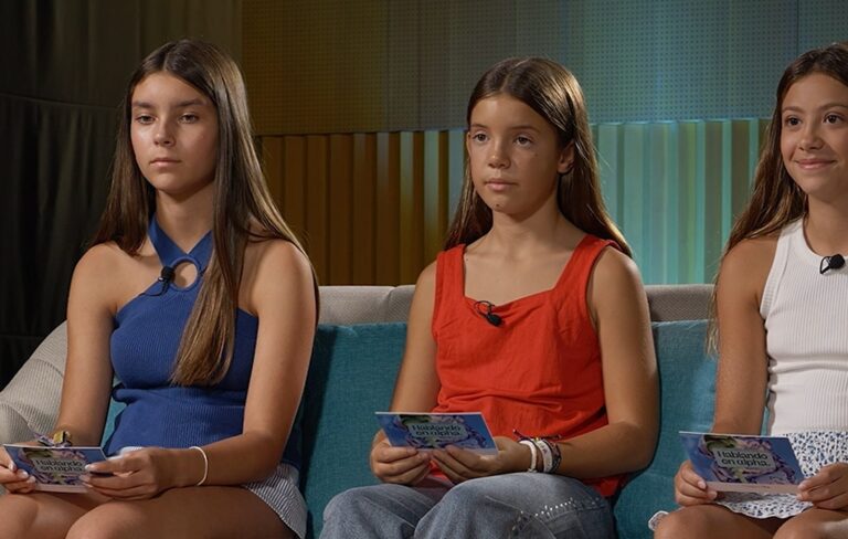 NIÑAS HABLANDO EN ALPHA (1)-compressed